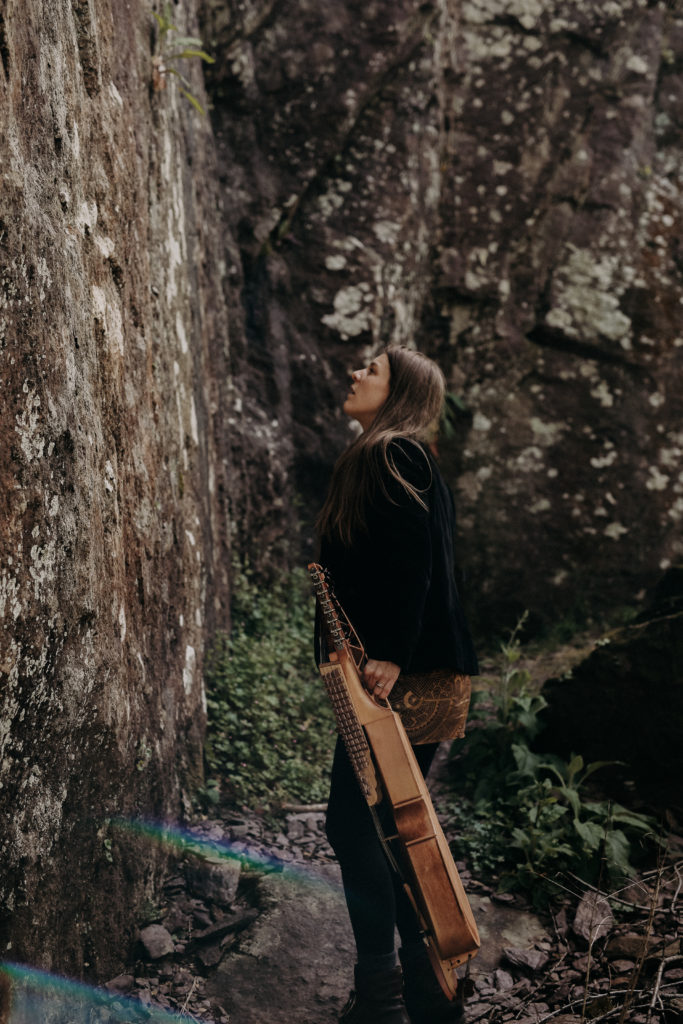 Agenda Marguerite Lersteau. Nyckelharpa, chant, composition. Projets Vóden, Vilaine, Soñj. Album solo Smultronställe.