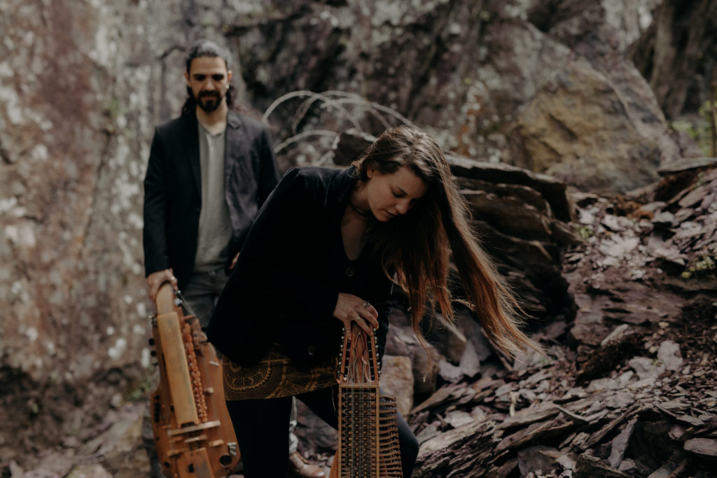 Projets Marguerite Lersteau. Nyckelharpa, chant, composition. Projets Vóden, Vilaine, Soñj. Album solo Smultronställe.
