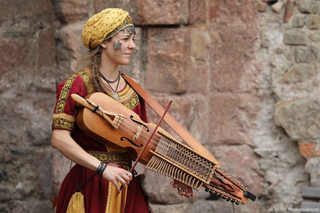 Marguerite Lersteau. Nyckelharpa, chant, composition. Projets Vóden, Vilaine, Soñj. Album solo Smultronställe.